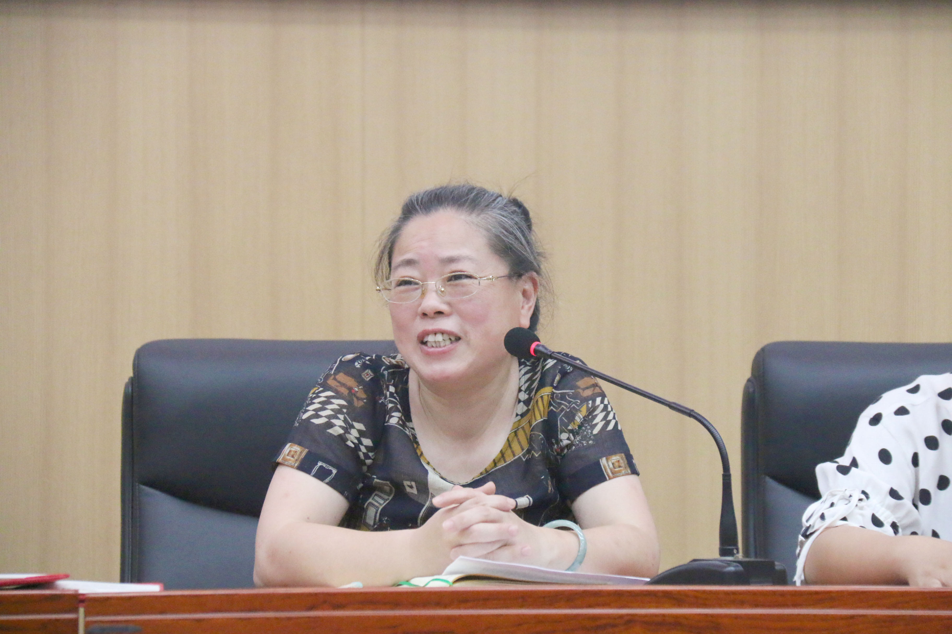 接下来,蔡婉若副校长和黄严生主任分别为结业的  位师傅颁发证书,并对
